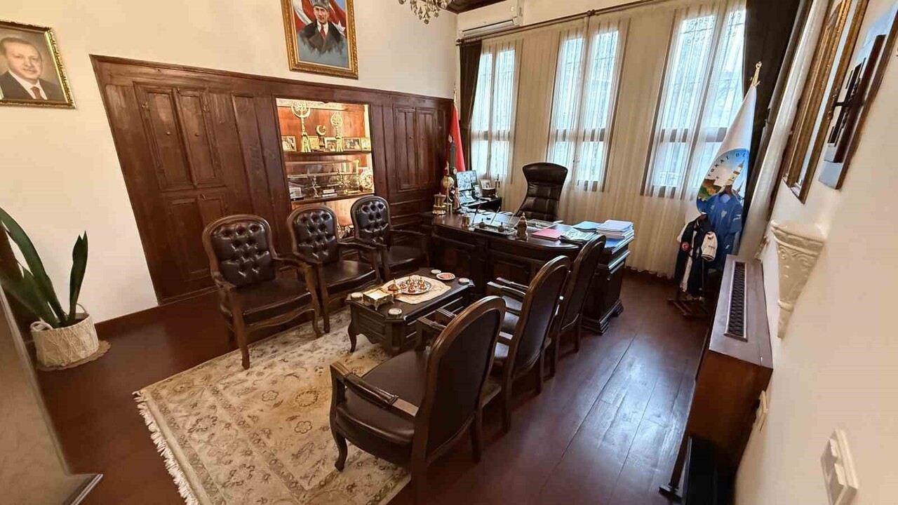 TOKAT BELEDİYESİ BAŞKANLIK BİNASI OLARAK KULLANILAN CANİKLİ KONAĞI'NDA, BELEDİYE BAŞKANI MEHMET...