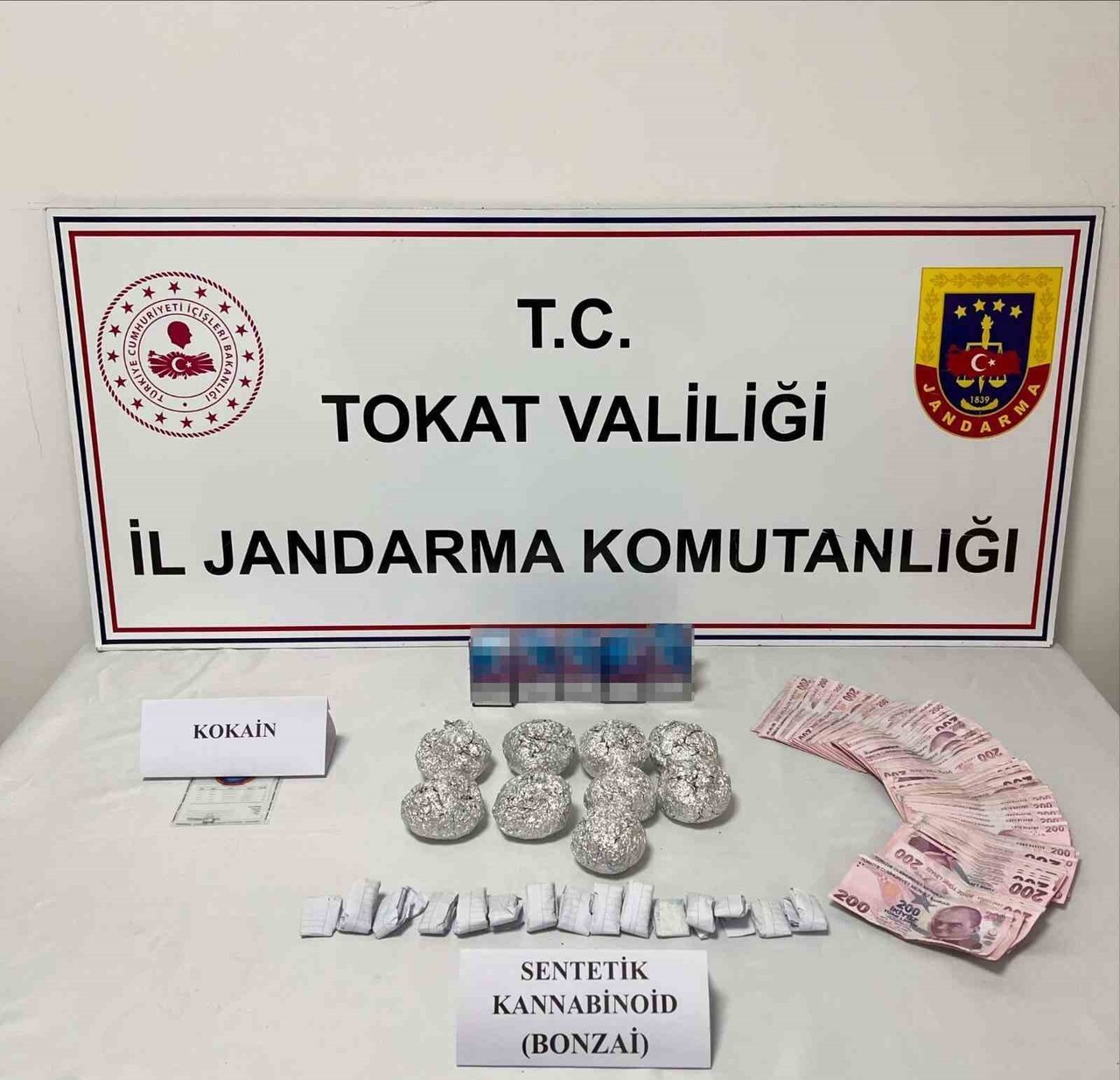 TOKAT (İHA) - TOKAT İL JANDARMA KOMUTANLIĞI EKİPLERİ, TURHAL İLÇESİNDE UYUŞTURUCU İLE MÜCADELE...