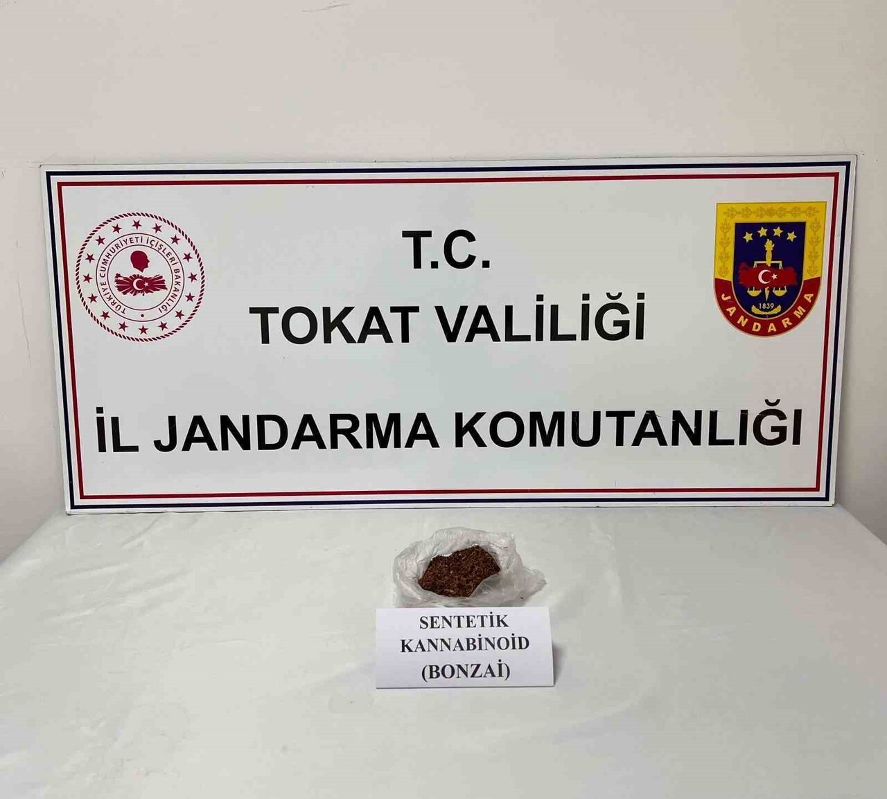 TOKAT (İHA) - TOKAT İL JANDARMA KOMUTANLIĞI EKİPLERİ, TURHAL İLÇESİNDE UYUŞTURUCU İLE MÜCADELE...