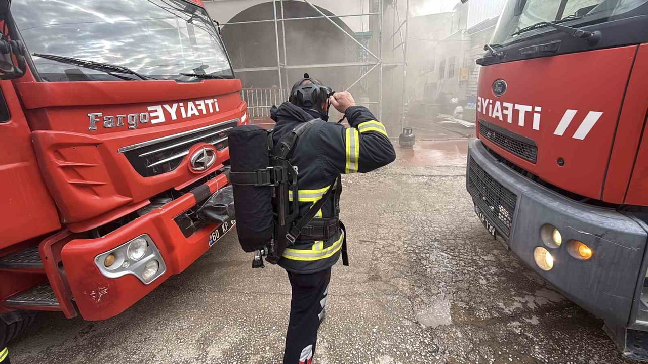 TOKAT (İHA) - TOKAT’IN ERBAA İLÇESİNDE BİR YEMEK FABRİKASININ İNŞAATINDA ÇIKAN YANGIN BÜYÜMEDEN...