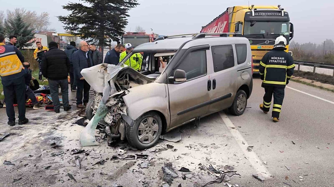 TOKAT (İHA) - TOKAT’TA TIR İLE HAFİF TİCARİ ARACIN ÇARPIŞMASI SONUCU MEYDANA GELEN KAZADA ARAÇTA...