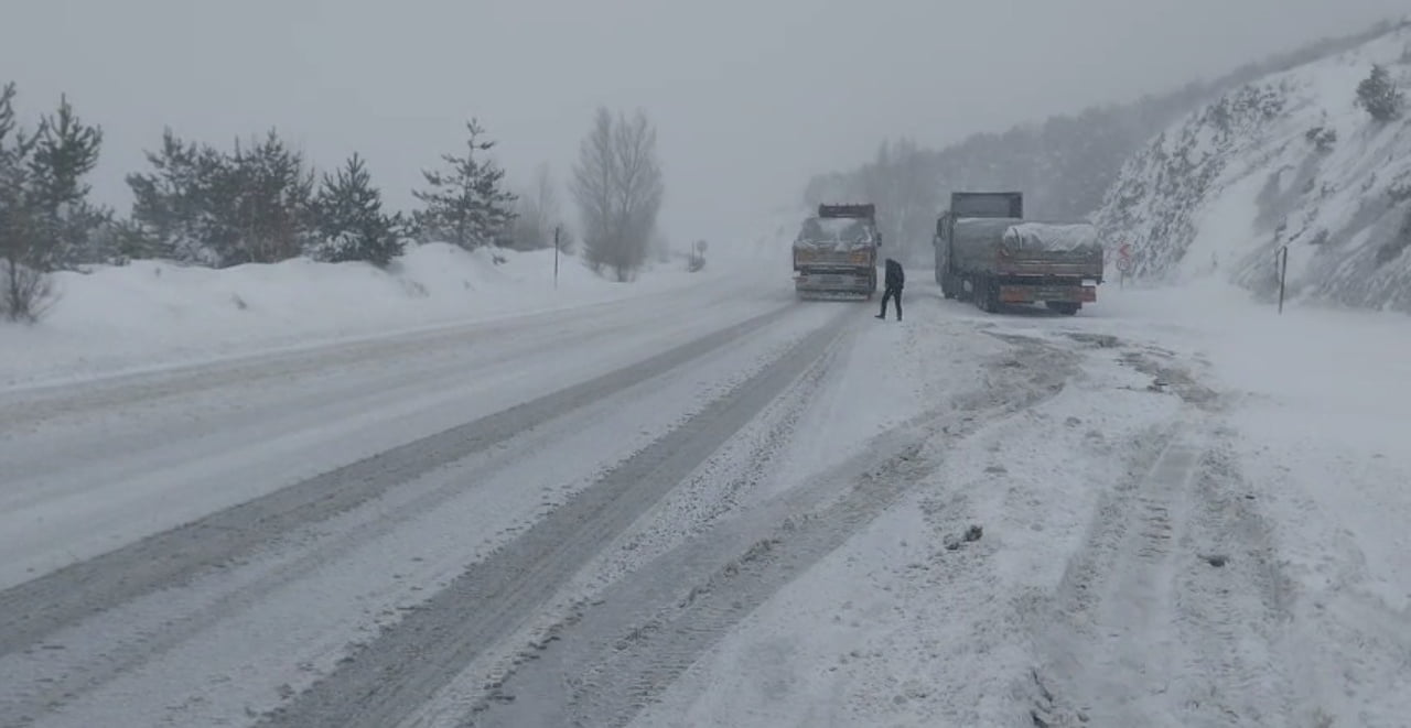 TOKAT-SİVAS KARA YOLUNDA KAR YAĞIŞI ULAŞIMI OLUMSUZ ETKİLEDİ.