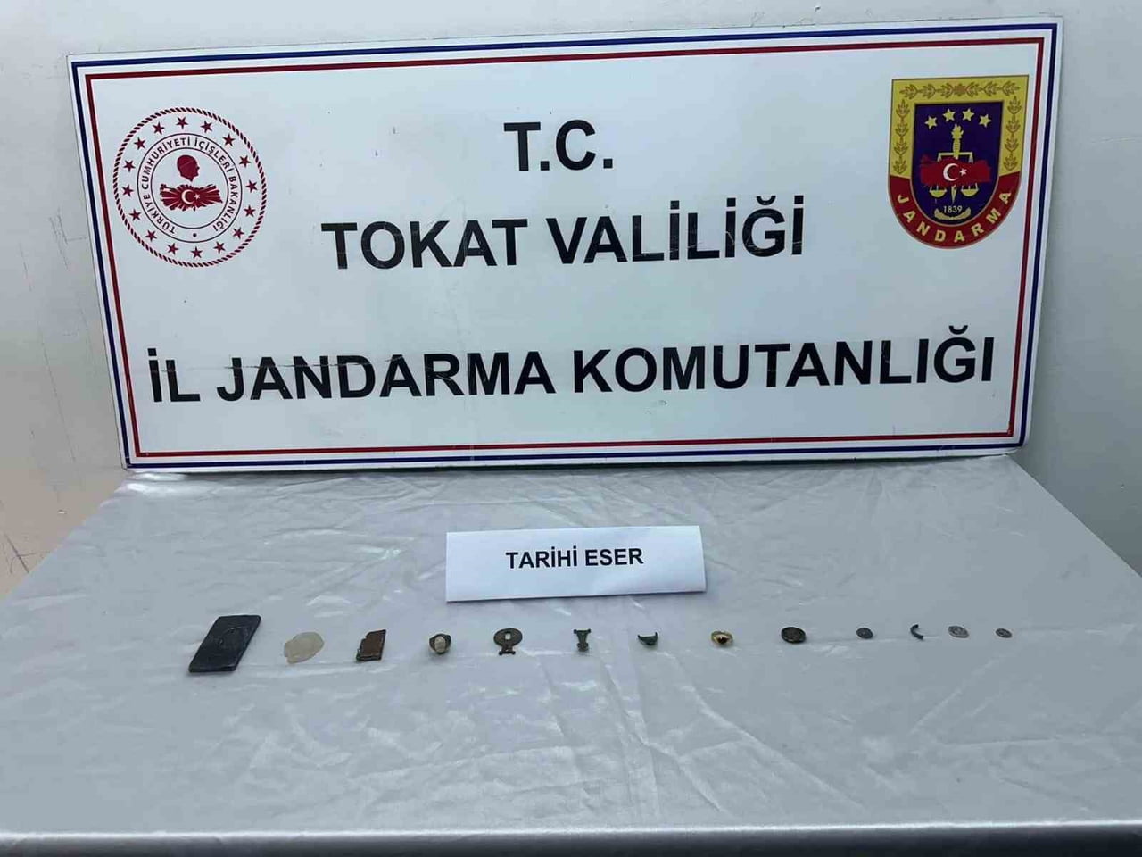 TOKAT’TA JANDARMA VE EMNİYET EKİPLERİNİN KOORDİNELİ ÇALIŞMASIYLA BİR ADRESE DÜZENLENEN...