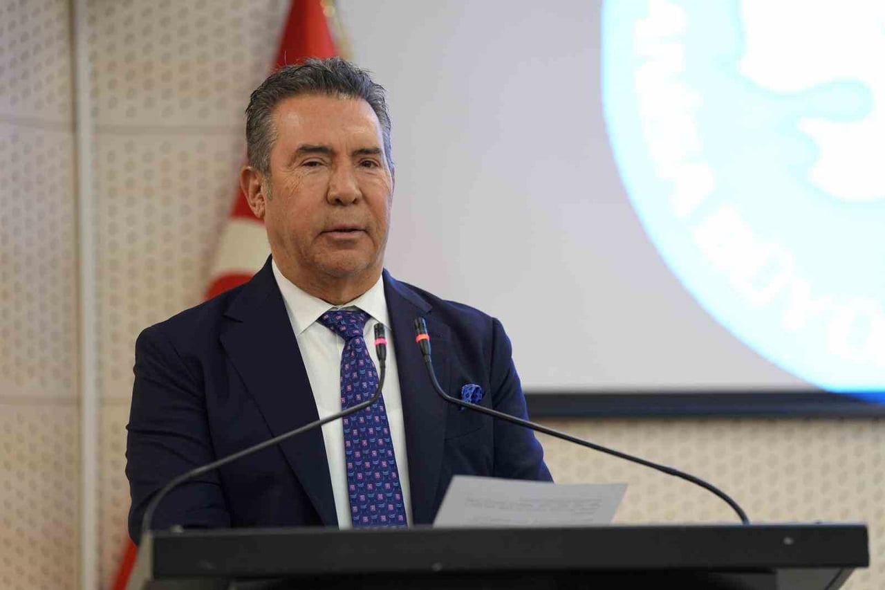 TOPLANTIDA KONUŞAN MANİSA KENT KONSEYİ BAŞKANI HAKKI BAYRAKTAR, 2025 YILININ MANİSA İÇİN DERİN BİR...