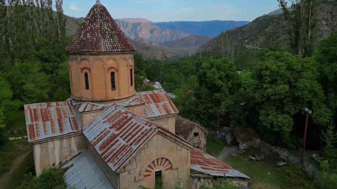 TORTUM İLÇESİNDE YER ALAN 19. YÜZYILDA CAMİYE ÇEVRİLEN HAHO MANASTIRI, DİĞER ADIYLA MERYEM ANA...