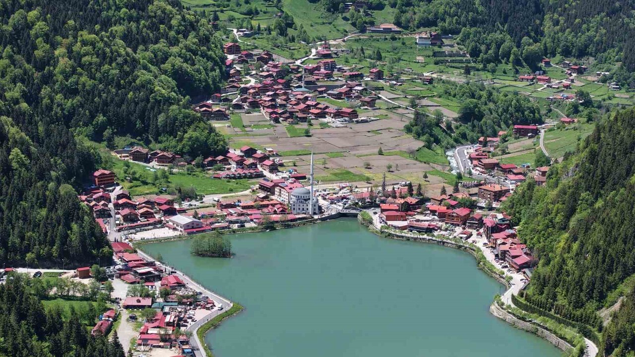 TRABZON'UN ÇAYKARA İLÇESİNE BAĞLI DOĞAL GÜZELLİKLERİ İLE DÜNYACA ÜNLÜ UZUNGÖL'DE  ÖZELLİKLE...