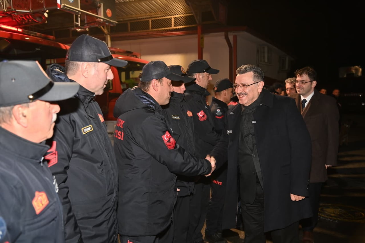 TRABZON BÜYÜKŞEHİR BELEDİYE BAŞKANI AHMET METİN GENÇ, YILBAŞINDA GÖREV YAPAN İTFAİYE VE TİSKİ...