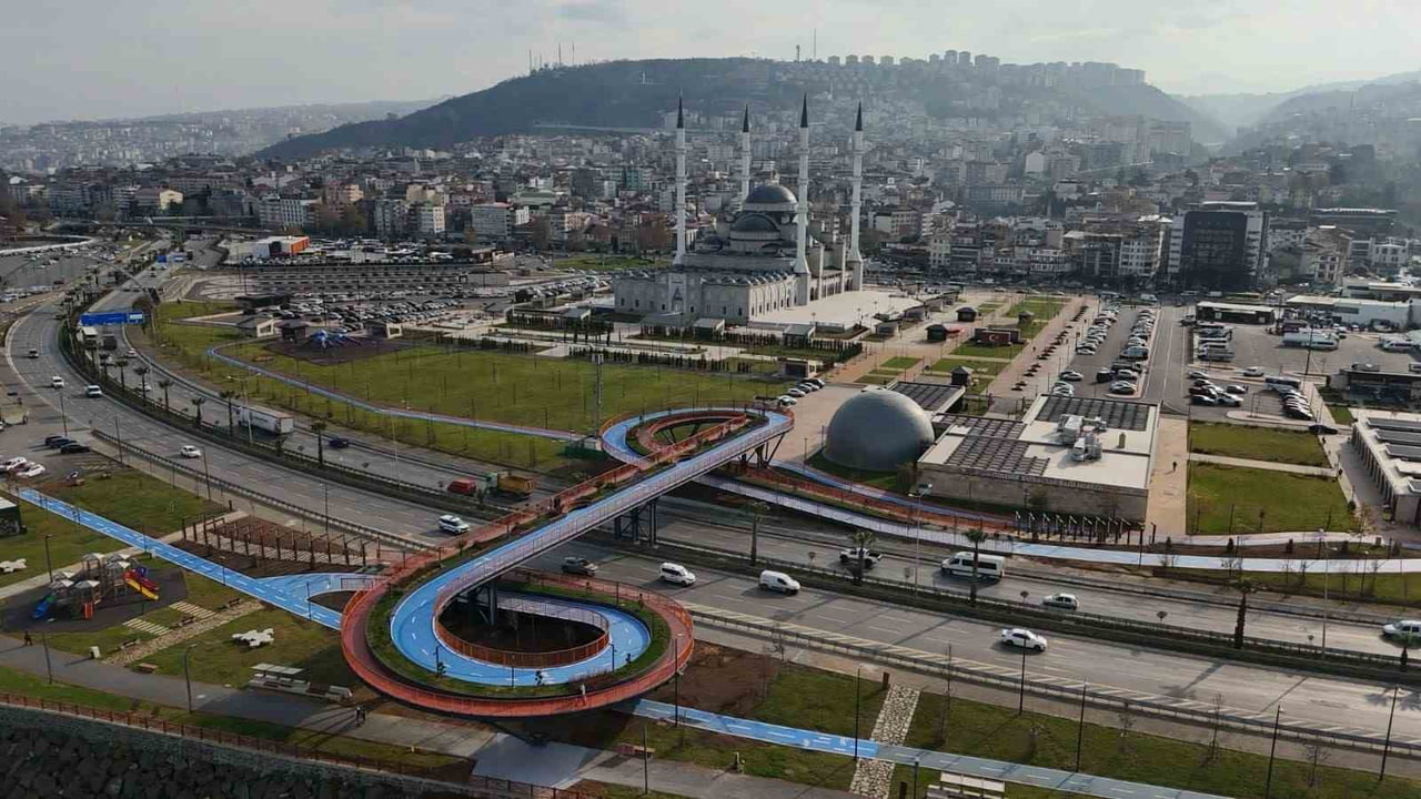 TRABZON BÜYÜKŞEHİR BELEDİYESİ İLE KARAYOLLARI GENEL MÜDÜRLÜĞÜ İŞ BİRLİĞİNDE HAYATA GEÇİRİLEN, YAYA...