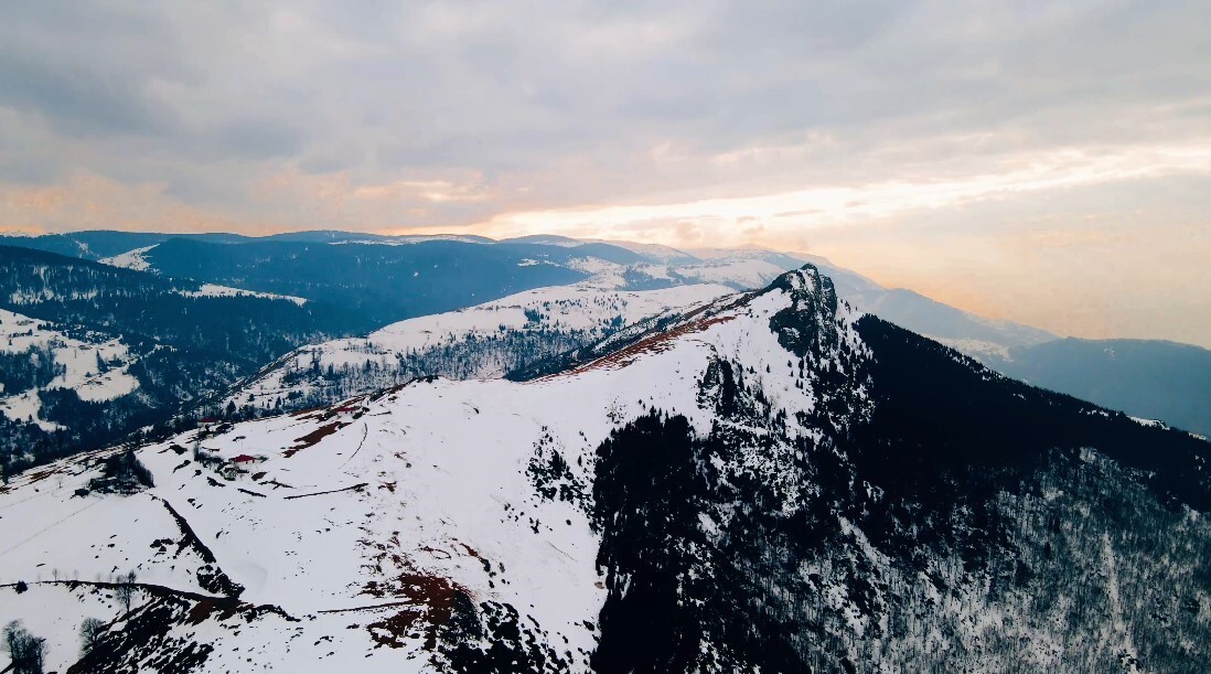 TRABZON’UN AKÇAABAT İLÇESİNE BAĞLI TAŞLIOBA YAYLASI, ETKİLİ OLAN KAR YAĞIŞININ ARDINDAN BEYAZ...