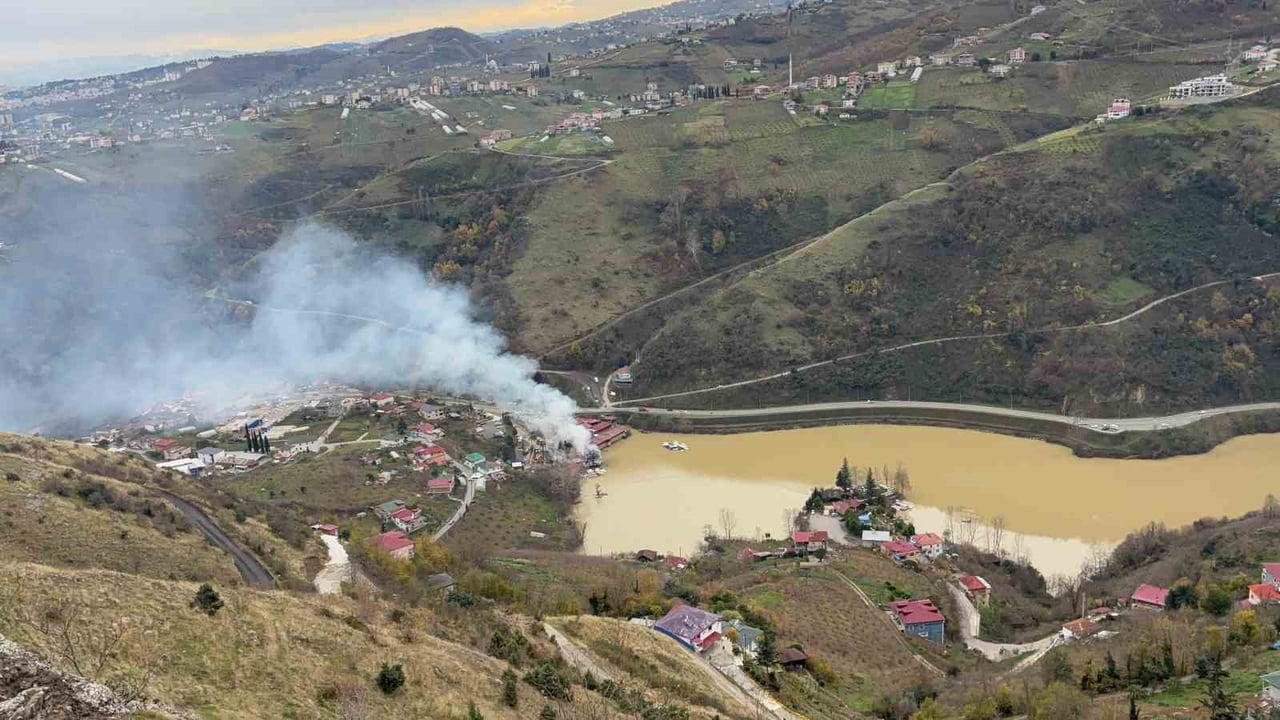 TRABZON’UN AKÇAABAT İLÇESİNİN ÖNEMLİ TURİZM MERKEZLERİNDEN BİRİ OLAN SERA GÖLÜ’NDEKİ TURİSTİK BİR...
