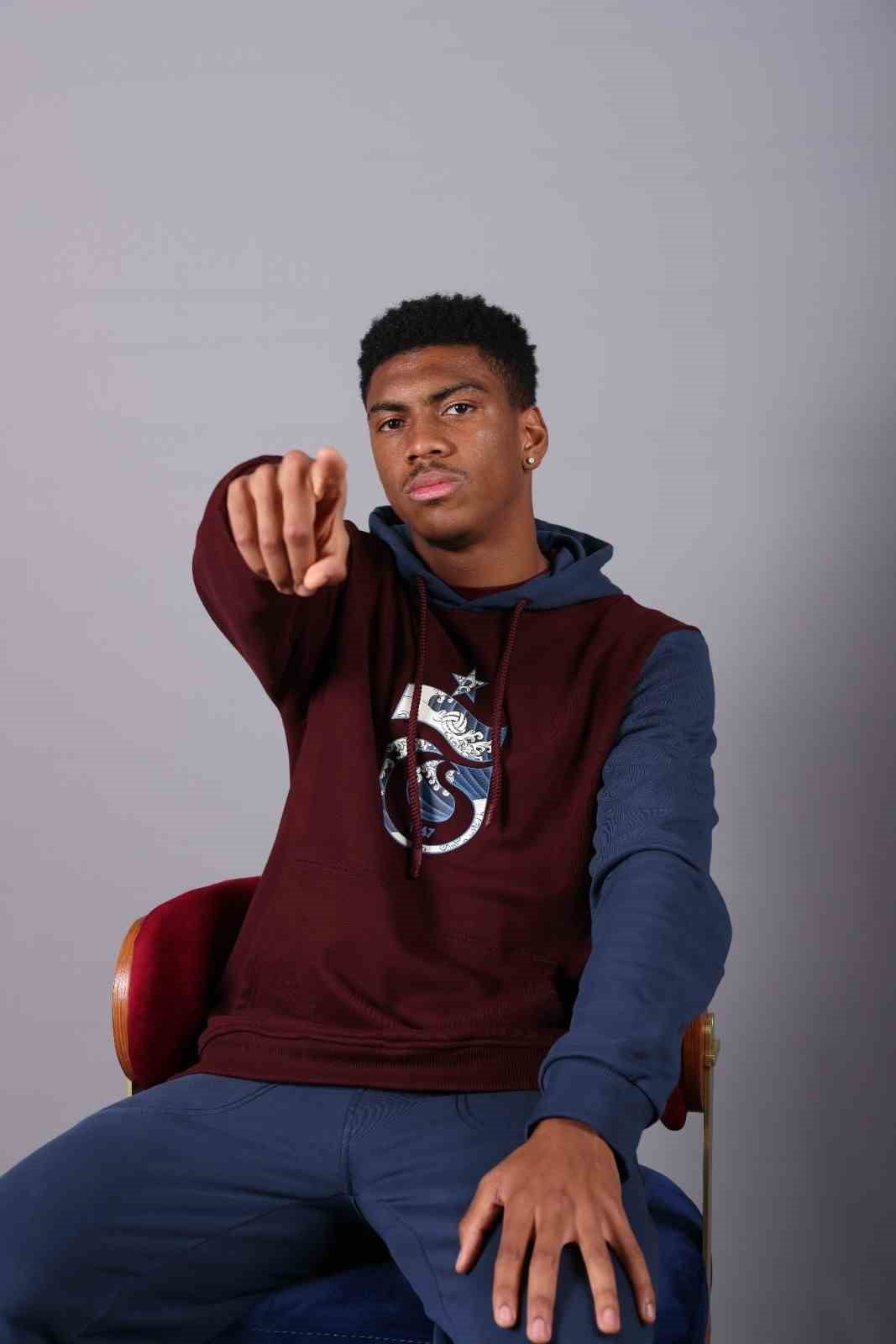 TRABZONSPOR'UN BREZİLYALI FORVETİ FELİPE AUGUSTO, ÇOCUKLUK YILLARINDA OYUN KONSOLUNDA ALDIĞI...