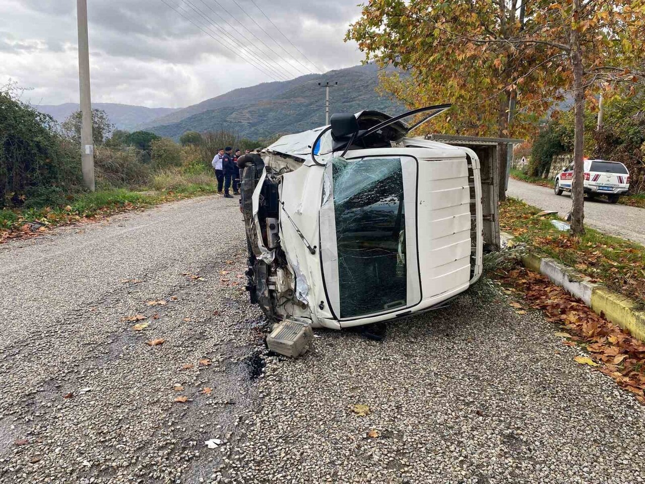 TRAKTÖRE ÇARPMAMAK İÇİN MANEVRA YAPAN KAMYONET, DİREKSİYON HAKİMİYETİNİN KAYBEDİLMESİ SONUCU...