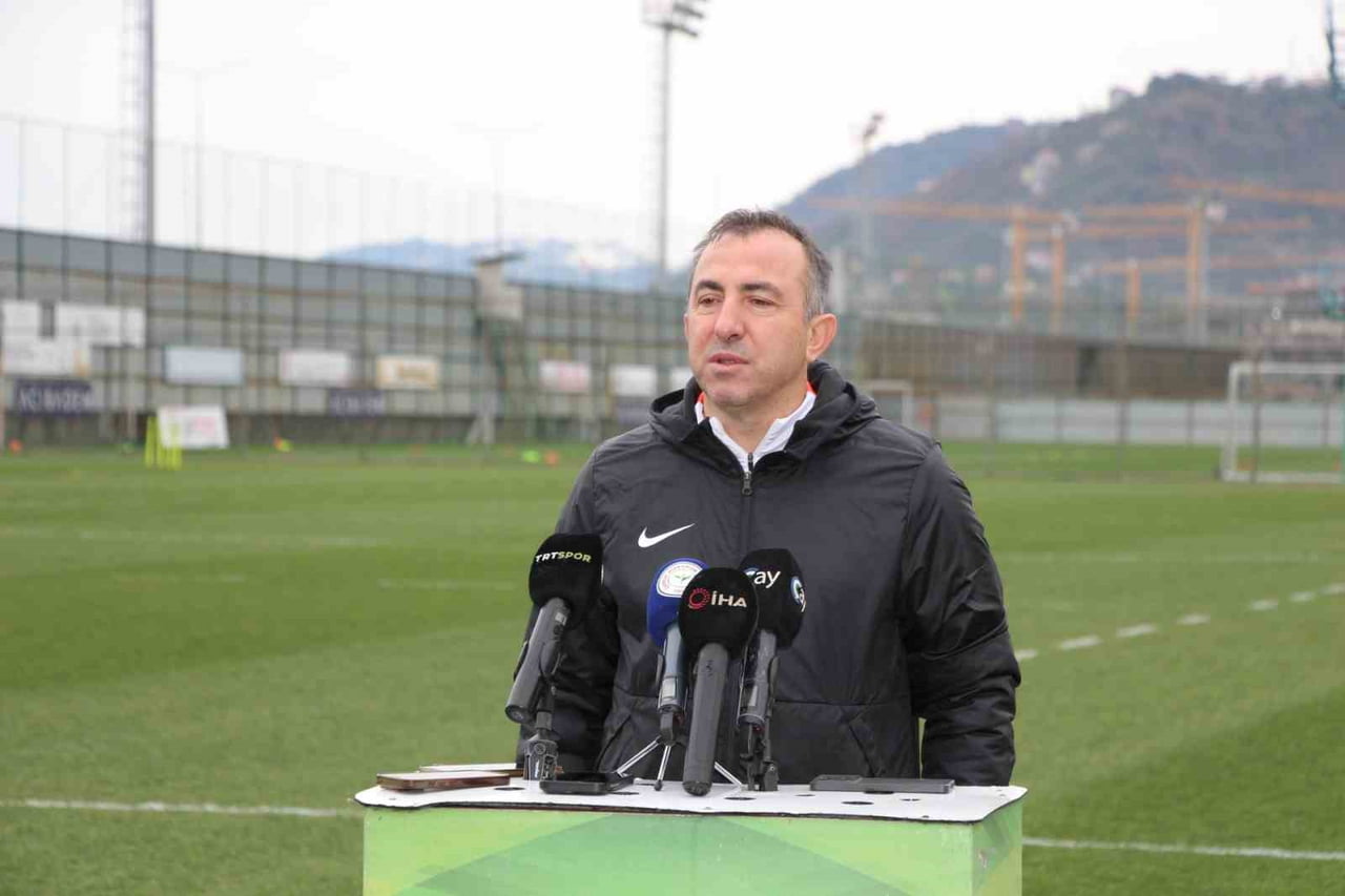 TRANSFER KONUSUNDA ACELECİ OLMADIKLARINI BELİRTEN ÇAYKUR RİZESPOR TEKNİK DİREKTÖRÜ RECEP UÇAR...