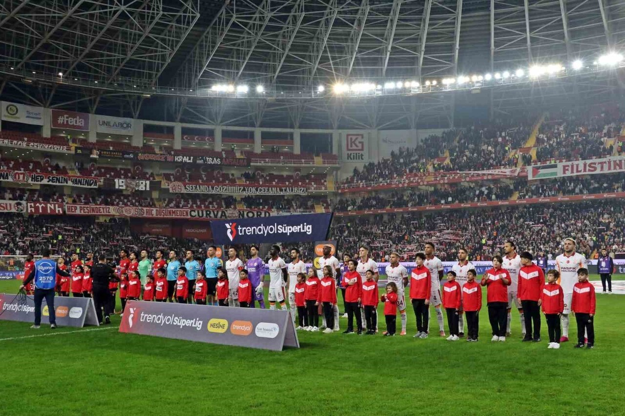 TRENDYOL SÜPER LİG'İN 16. HAFTASINDA ANTALYASPOR EVİNDE GALATASARAY İLE KARŞILAŞIYOR. MÜSABAKANIN...