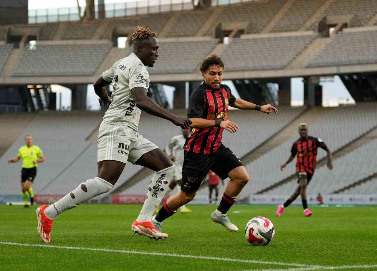 TRENDYOL SÜPER LİG'İN 16. HAFTASINDA FATİH KARAGÜMRÜK, ATATÜRK OLİMPİYAT STADYUMU'NDA KOCAELİSPOR...
