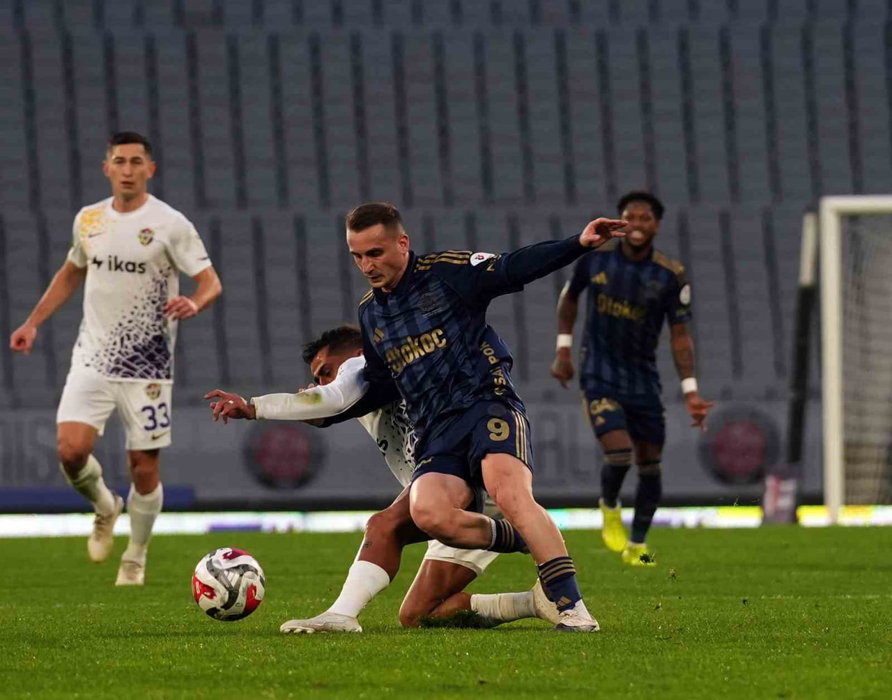 TRENDYOL SÜPER LİG'İN 17. HAFTASINDA FENERBAHÇE, DEPLASMANDA KARŞILAŞTIĞI EYÜPSPOR'U 3-0'LIK...