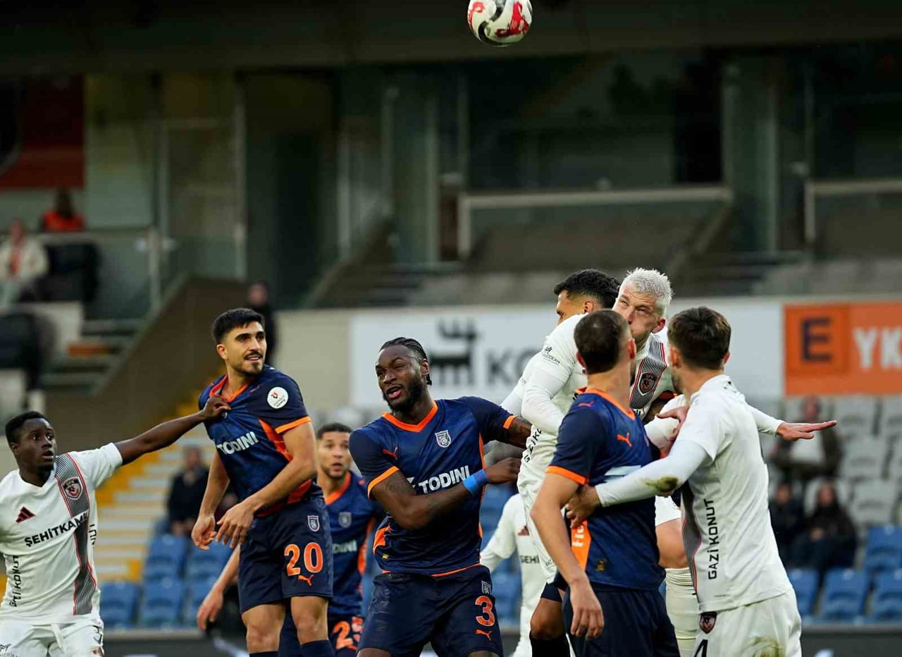 TRENDYOL SÜPER LİG'İN 17. HAFTASINDA RAMS BAŞAKŞEHİR, SAHASINDA GAZİANTEP FK İLE KARŞILAŞIYOR....