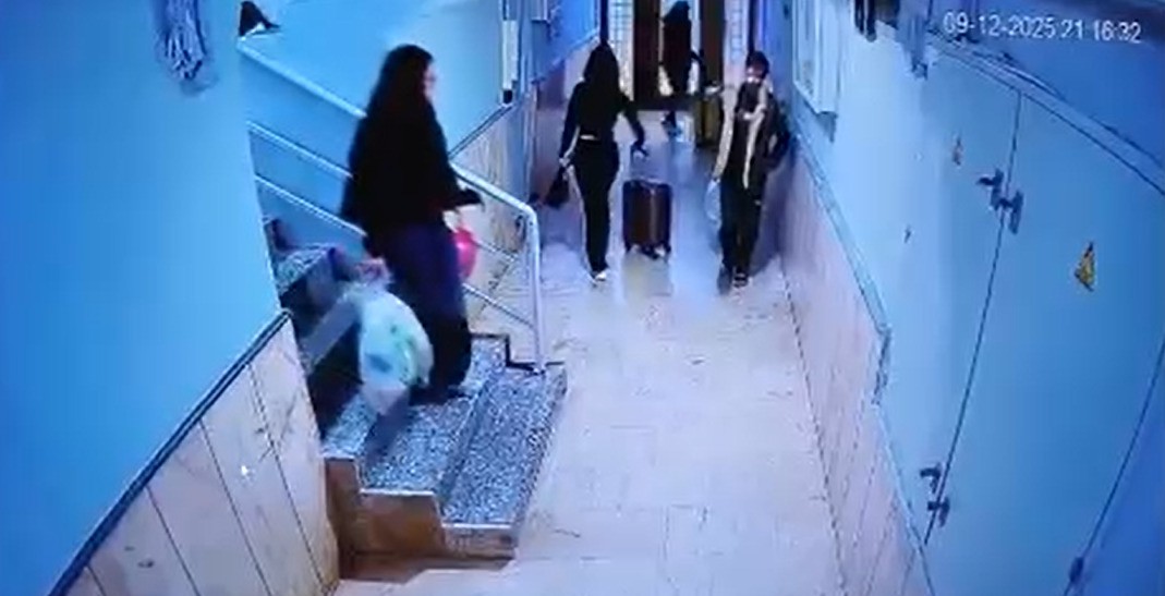 TUĞYAN ÜLKEM GÜLTER VE ARKADAŞI SULTAN NUR ULU VALİZLERİYLE EVDEN ÇIKARKEN