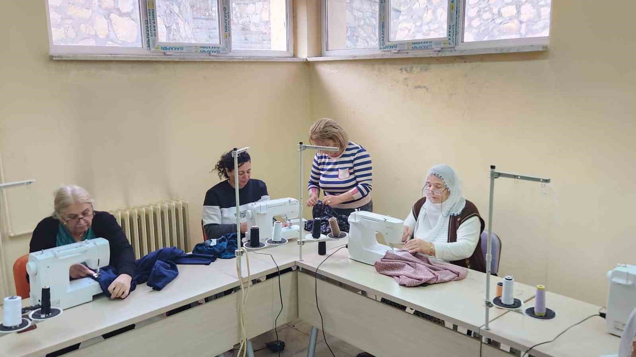 TUNCELİ’NİN HOZAT İLÇESİNDE HALK EĞİTİM MERKEZİ BÜNYESİNDE AÇILAN DİKİŞ KURSU, KADINLARIN HEM...