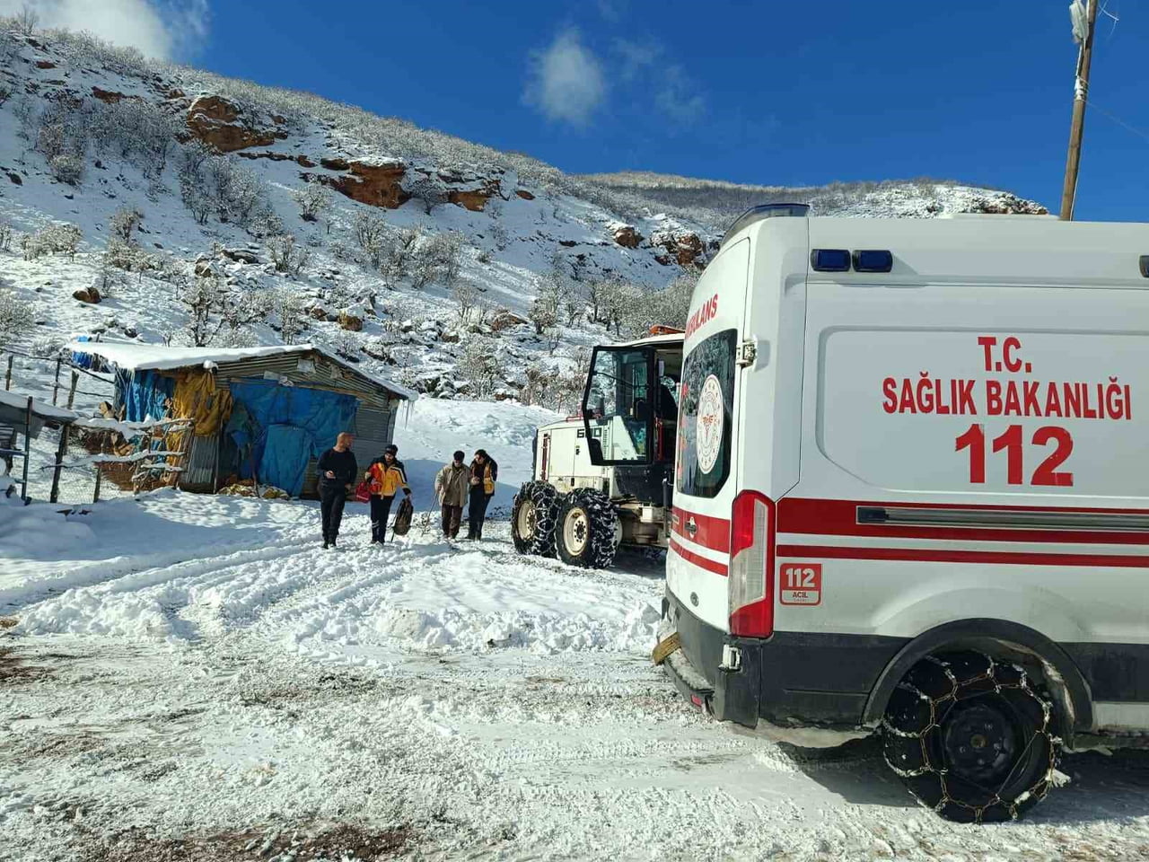TUNCELİ’NİN MAZGİRT VE NAZIMİYE İLÇELERİNDE OLUMSUZ KIŞ KOŞULLARINA RAĞMEN HAREKETE GEÇEN 112 ACİL...