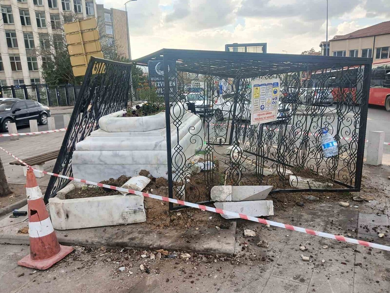 TÜRBENİN ETRAFINDA KAZADAN DOLAYI HASAR OLUŞTU.