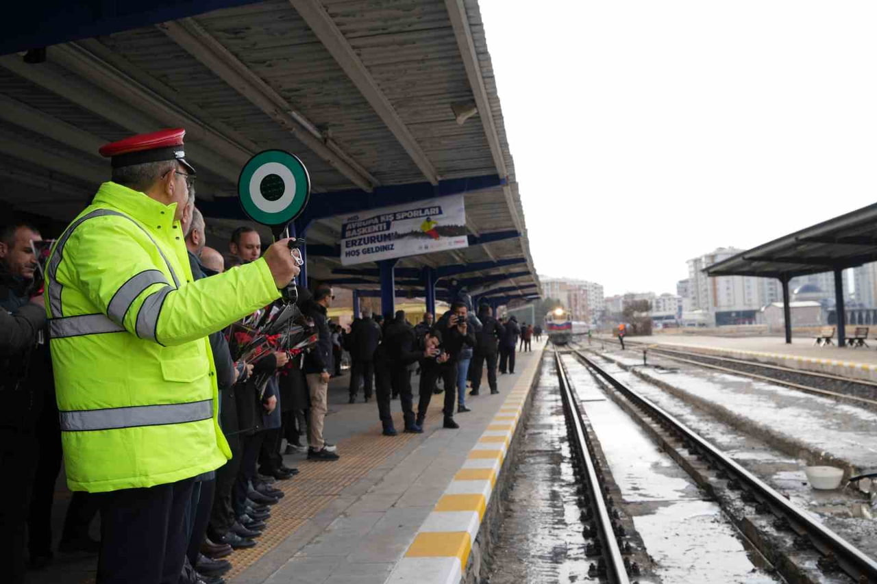 TURİSTİK DOĞU EKSPRESİ, BU YILKİ İLK KIŞ SEFERİNİN ERZURUM DURAĞINDA DÖRT SAATLİK MOLA...