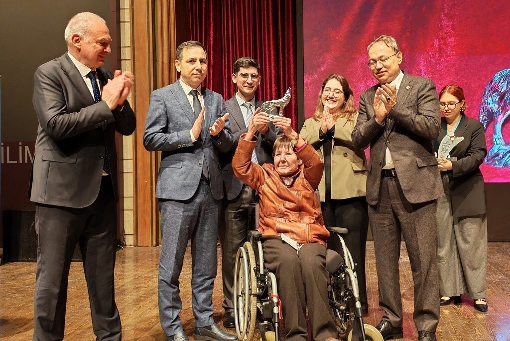 TÜRK DÜNYASI TURAN YAZGAN BÜYÜK ÖDÜLÜ PROF. DR. GÜLÇİN ÇANDARLIOĞLU’NA VERİLDİ.