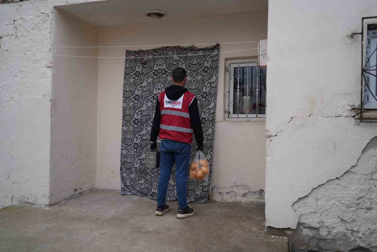 TÜRK KIZILAY MUŞ ŞUBESİ TARAFINDAN GIYASETTİN BİNGÖL AŞEVİNDE HAZIRLANAN 3 ÇEŞİT SICAK YEMEK, HER...