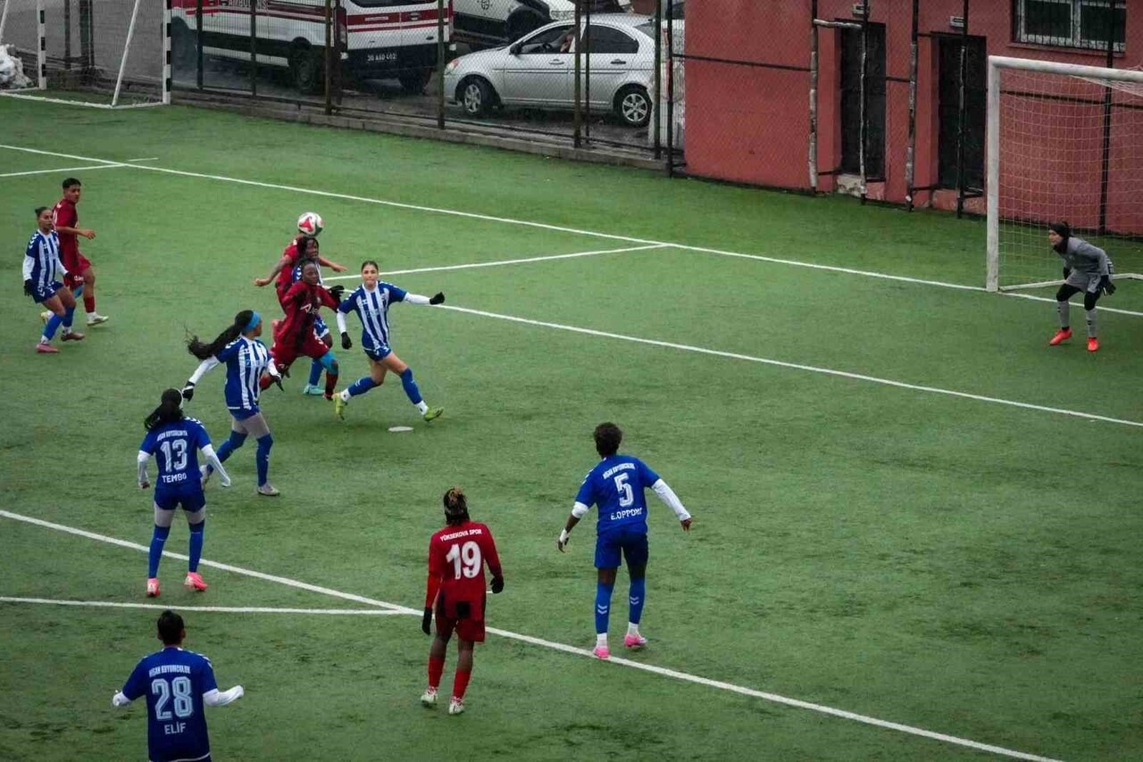 TÜRKCELL KADIN FUTBOL SÜPER LİG'DE MÜCADELE EDEN HAKKARİGÜCÜ SPOR, EVİNDE KONUK ETTİĞİ YÜKSEKOVA...