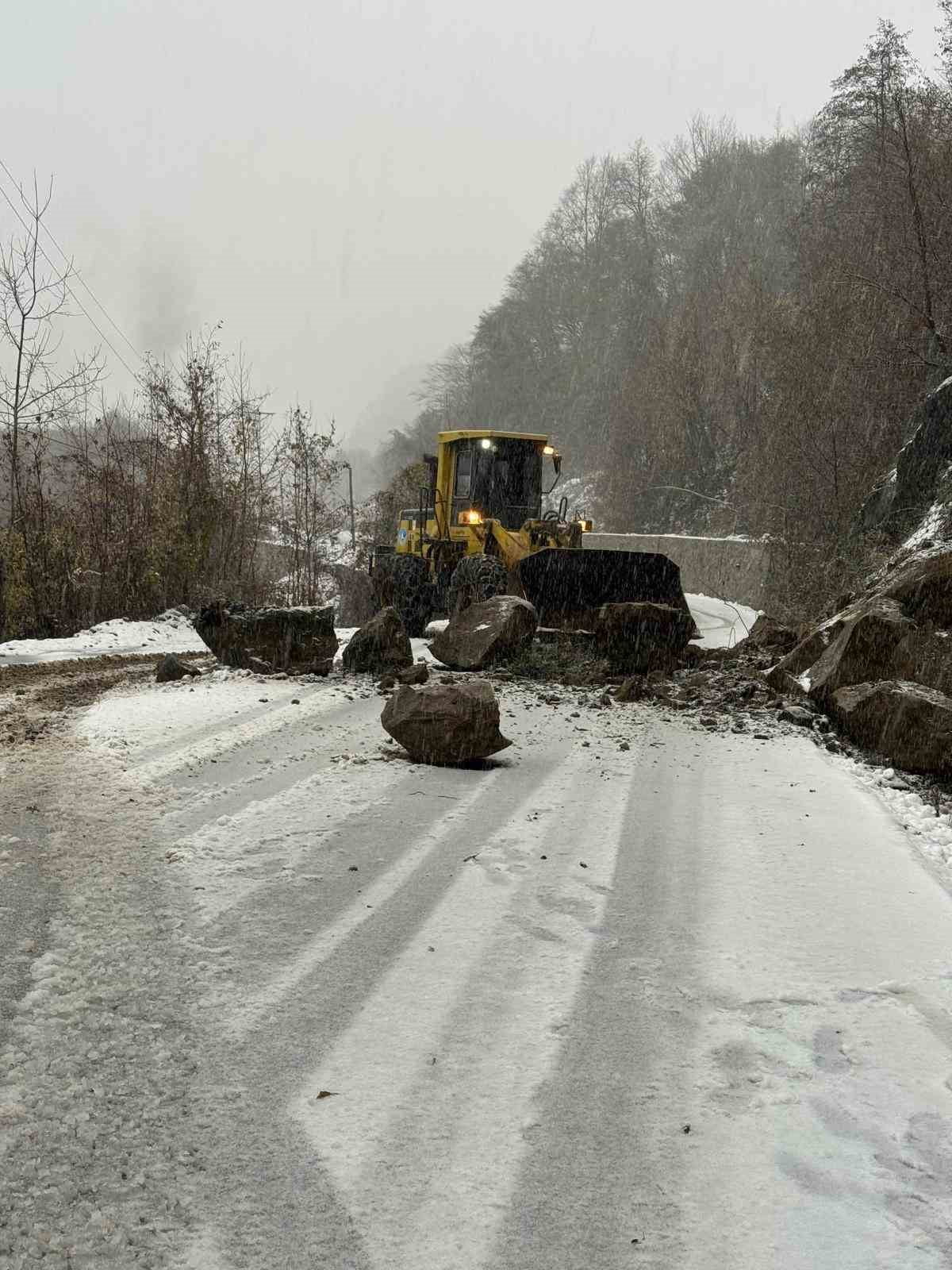 TÜRKELİ DÜZLER-CELALLER GRUP YOLUNDA HEYELAN: YOL ULAŞIMA AÇILDI SİNOP’UN TÜRKELİ İLÇESİNDE...