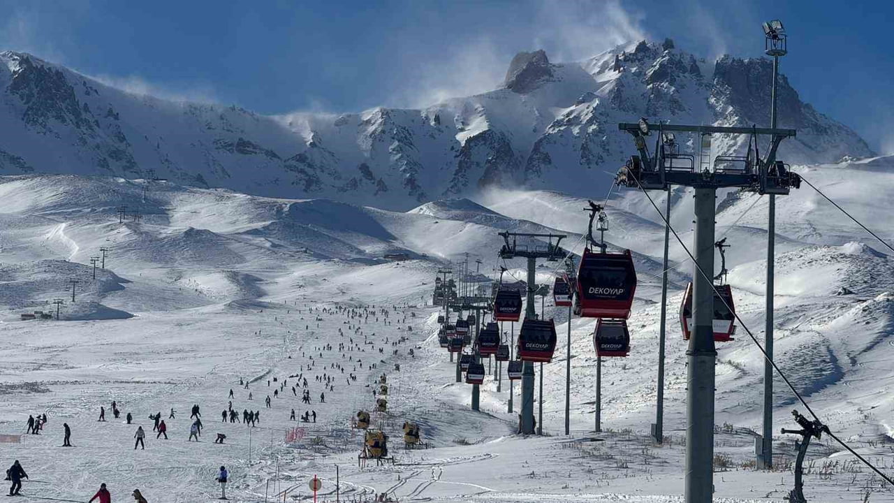 TÜRKİYE'NİN ÖNEMLİ KIŞ TURİZM MERKEZLERİNDEN OLAN ERCİYES'TE HAFTA SONU PİSTLER KAYAKSEVERLERLE...