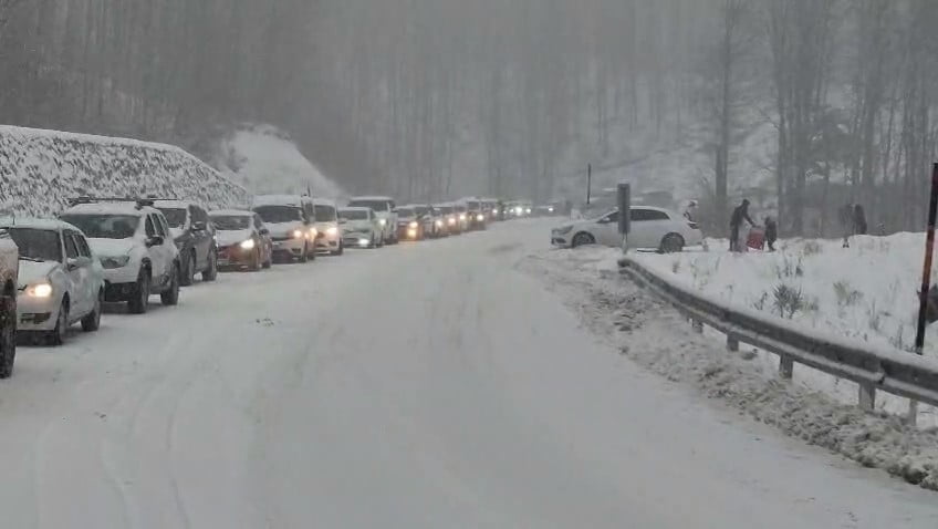 TÜRKİYE'NİN ÖNEMLİ KIŞ TURİZM MERKEZLERİNDEN ULUDAĞ, HAFTA SONU TATİLİNİ FIRSAT BİLEN AİLELER İLE...