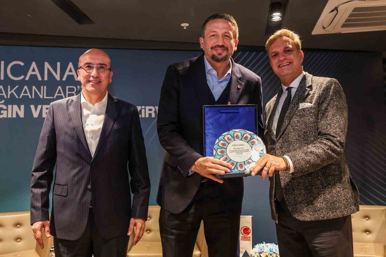 TÜRKİYE BASKETBOL FEDERASYONU (TBF) BAŞKANI HİDAYET TÜRKOĞLU İLE MEDİCANA SAĞLIK GRUBU CEO’SU VE...