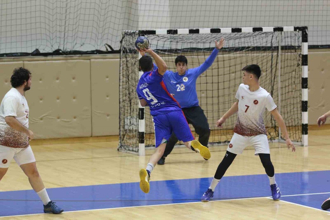 TÜRKİYE HENTBOL FEDERASYONU (THF) ERKEKLER 2. LİGİ'NDE YER ALAN KARABÜK GENÇLİK VE SPOR İL...