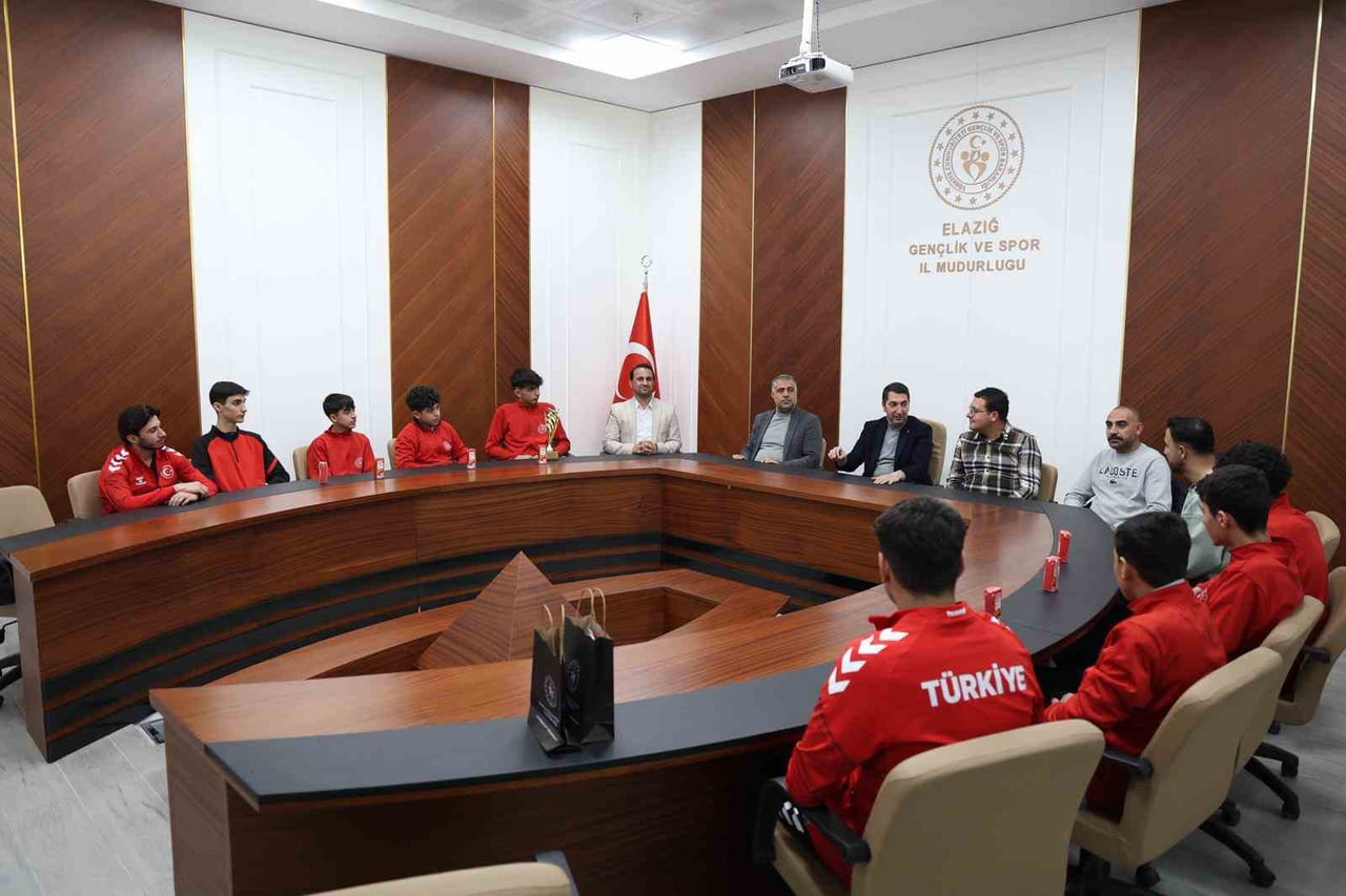 TÜRKİYE HOKEY FEDERASYONU’NA BAĞLI EN GENÇ TAKIMLAR ARASINDA YER ALAN ELAZIĞ GENÇLİK VE SPOR...