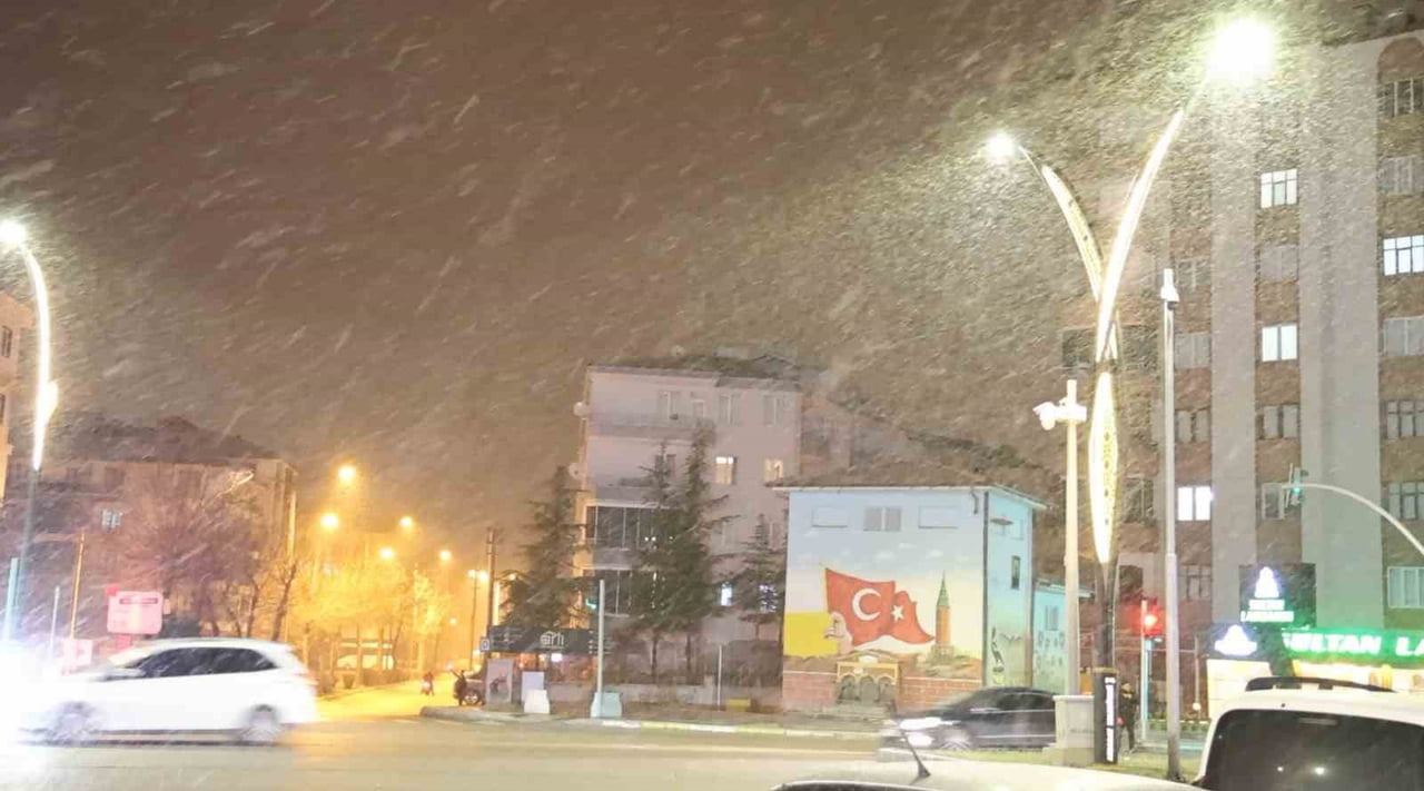 TÜRKİYE’NİN EN KURAK İLLERİ ARASINDA YER ALAN VE KIŞ MEVSİMİYLE BİRLİKTE UZUN SÜREDİR KAR YAĞIŞI...