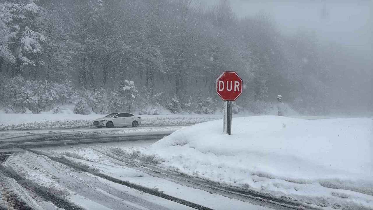 TÜRKİYE’NİN ÖNEMLİ GÜZERGAHLARINDAN BİR TANESİ OLAN BOLU DAĞI GEÇİŞİNDE HAFİF KAR YAĞIŞI VE SİS...