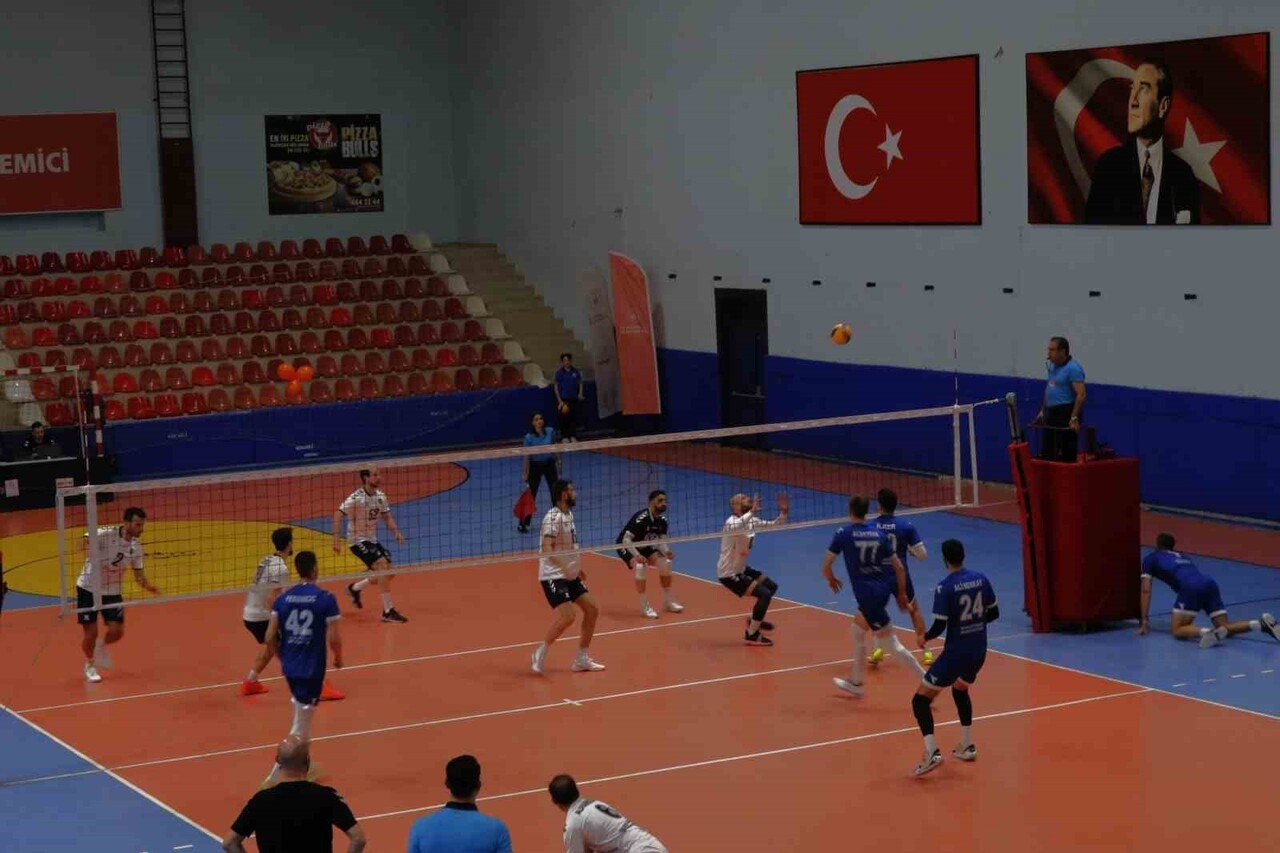 TÜRKİYE VOLEYBOL FEDERASYONU ERKEKLER 1. LİGİ'NDE MÜCADELE EDEN DÜZCE BELEDİYESİ SPOR AKADEMİSİ...