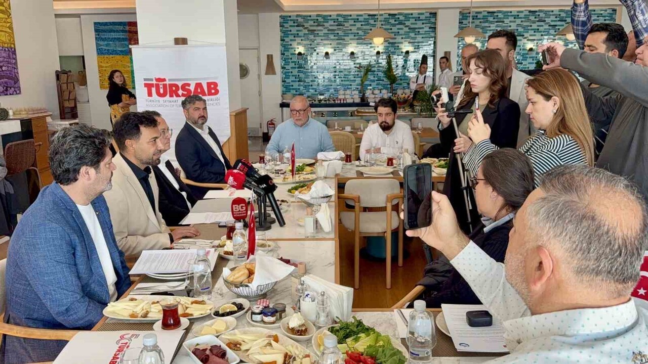 TÜRSAB BODRUM BÖLGE TEMSİL KURULU, GÜMBET MAHALLESİ'NDEKİ BİR OTELDE BASIN MENSUPLARIYLA BİR ARAYA...