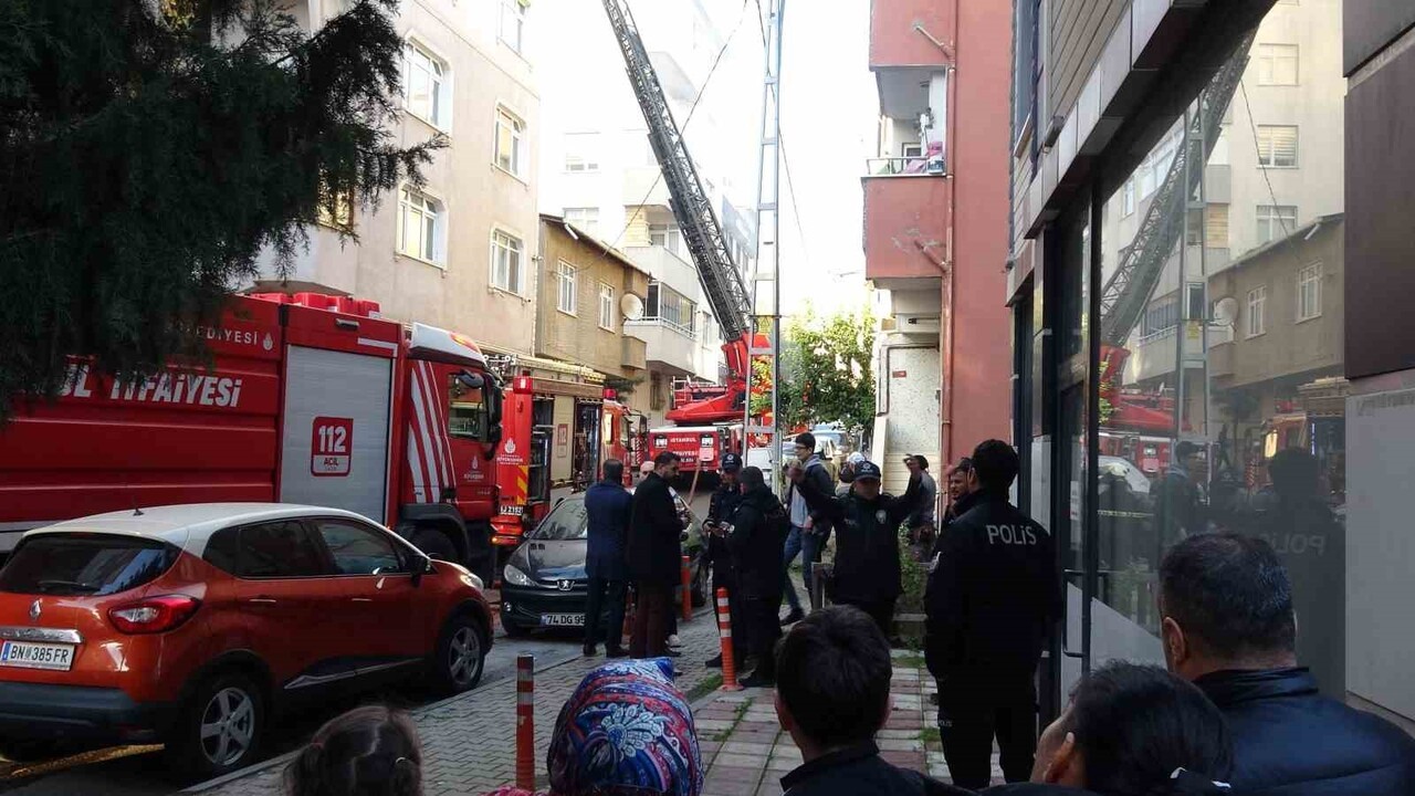 TUZLA AYDINTEPE MAHALLESİ'NDE BİR BİNANIN ÇATI KATINDA HENÜZ BİLİNMEYEN BİR NEDENLE YANGIN ÇIKTI....