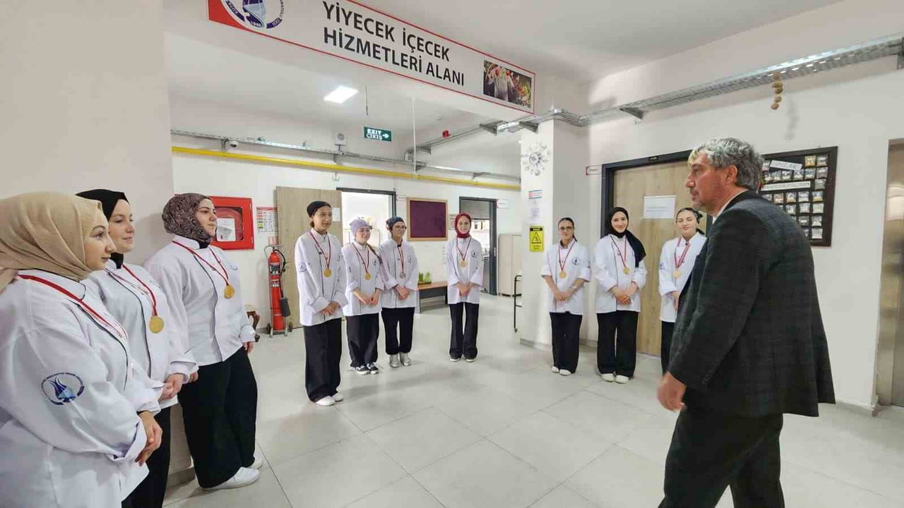 ULUSLARARASI YARIŞMADA DERECEYE GİREN ÖĞRENCİLERE TEBRİK ZİYARETİ