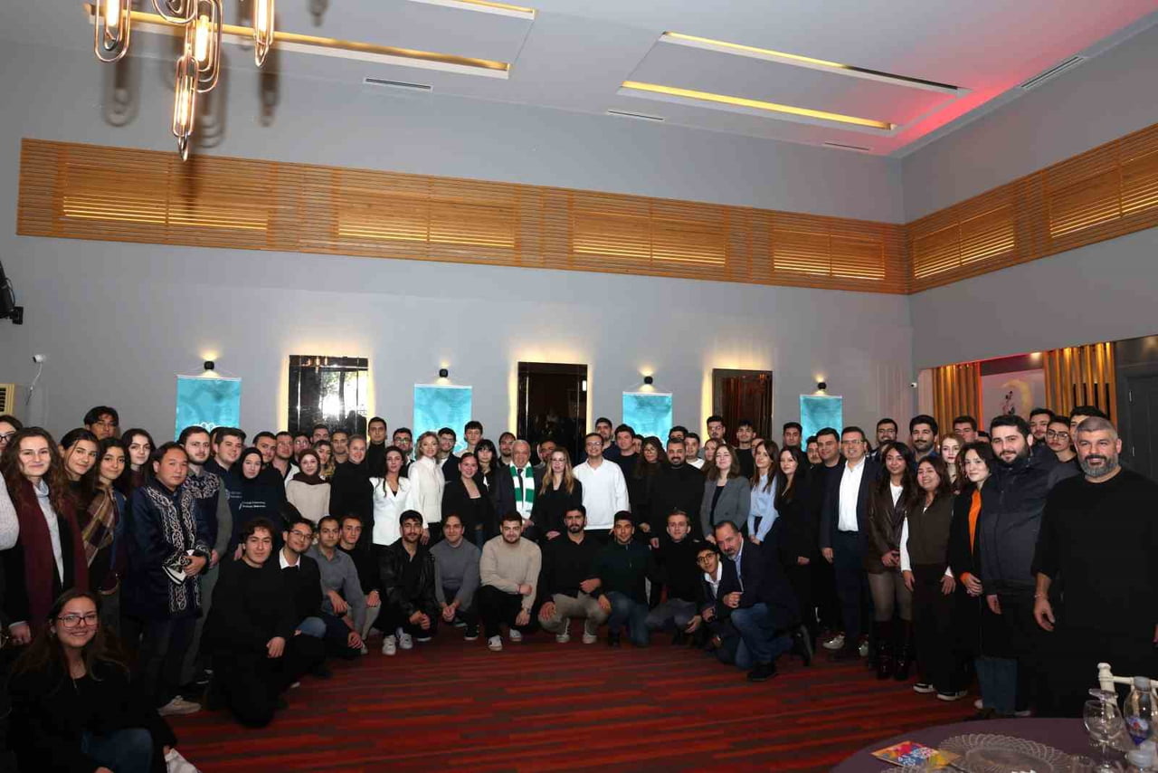 ÜNİVERSİTE ÖĞRENCİ TOPLULUKLARIYLA BİR ARAYA GELEN NİLÜFER BELEDİYE BAŞKANI ŞADİ ÖZDEMİR, ÖĞRENİM...