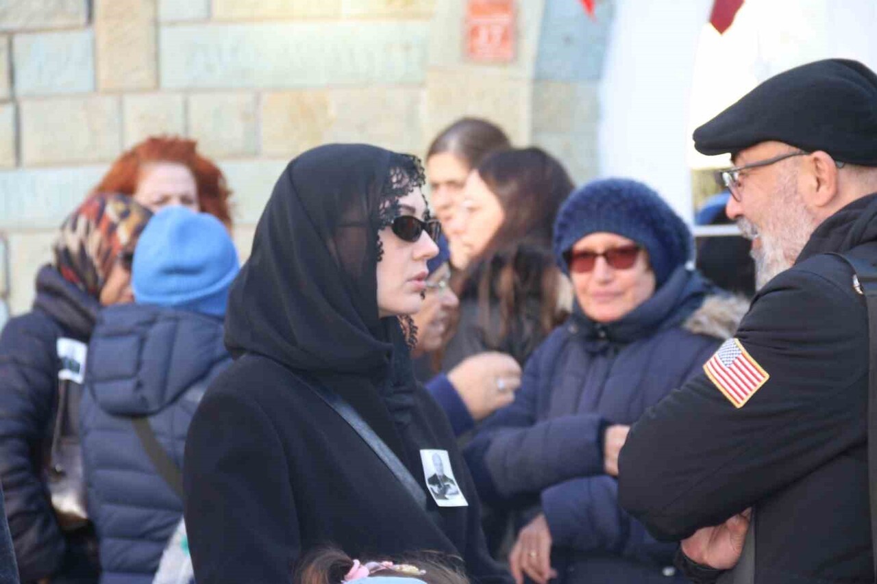 ÜNLÜ DİZİ OYUNCUSU BURCU ÖZBERK'İN ESKİŞEHİR'DE HAYATINI KAYBEDEN DEDESİ CUMHURİYET YILDIZLAR...