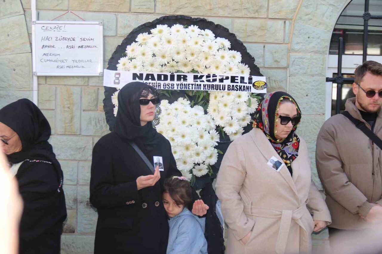 ÜNLÜ DİZİ OYUNCUSU BURCU ÖZBERK'İN ESKİŞEHİR'DE HAYATINI KAYBEDEN DEDESİ CUMHURİYET YILDIZLAR...