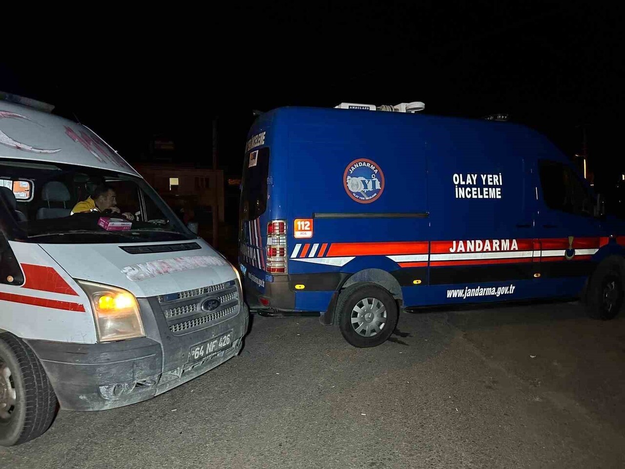 UŞAK'IN EŞME İLÇESİNDE YOLUN KARŞISINA GEÇMEYE ÇALIŞAN YAYALARA OTOMOBİL ÇARPTI. KAZADA 3 KİŞİ...