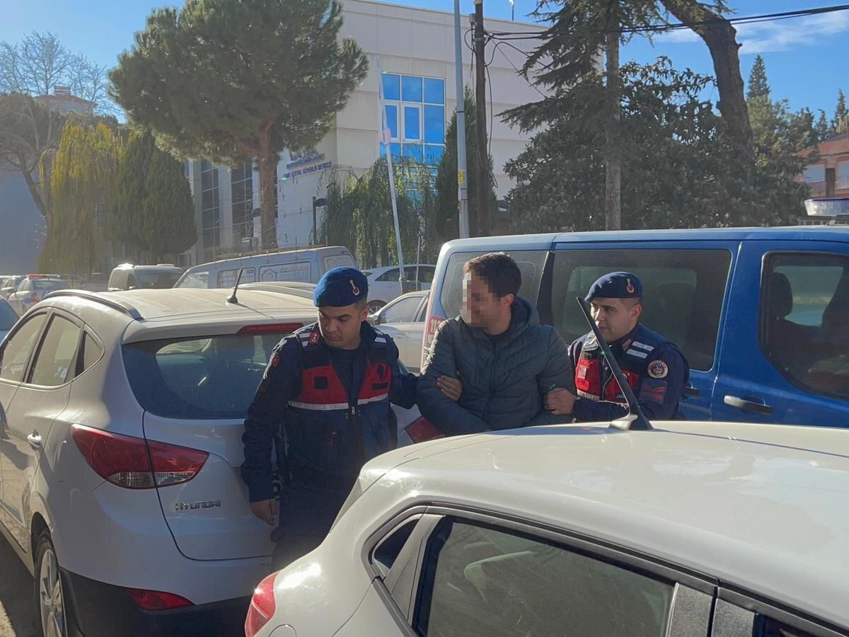 UŞAK’IN EŞME İLÇESİNDE DÜN YOLUN KARŞISINA GEÇMEYE ÇALIŞAN 3 YAYANIN HAYATINI KAYBETTİĞİ TRAFİK...