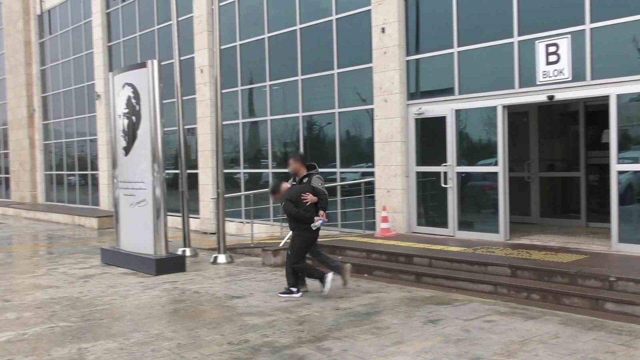 UŞAK’TA 3 AYRI GERÇEKLEŞTİREN UYUŞTURUCU OPERASYONUNDA, GÖZALTINA ALINAN 3 KİŞİ ÇIKARILDIKLARI...