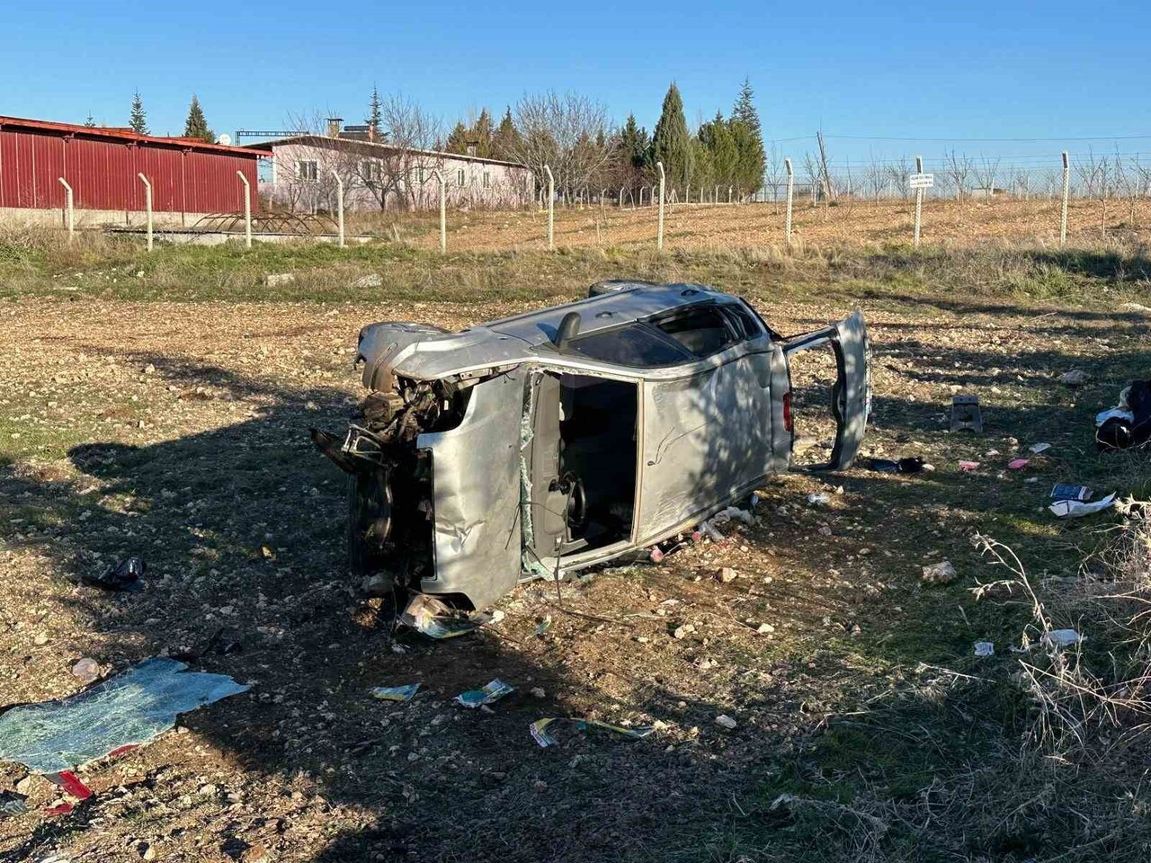 UŞAK’TA KONTROLDEN ÇIKAN OTOMOBİLİN TARLAYA DEVRİLMESİ SONUCU AYNI AİLEDEN 1’İ BEBEK 5 KİŞİ...