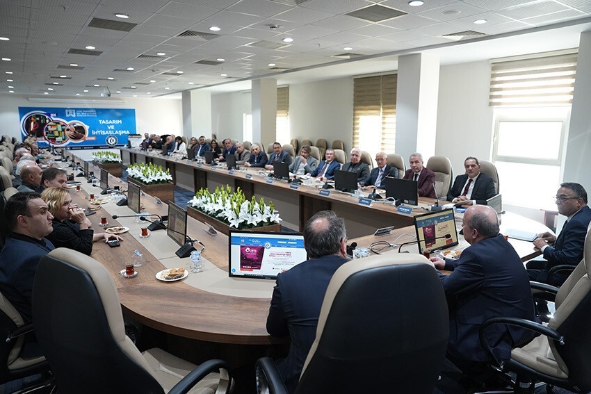 UŞAK ÜNİVERSİTESİ REKTÖRLÜĞÜ GÖREVİNE ATANAN PROF. DR. AHMET DEMİR, SENATO SALONU’NDA DÜZENLENEN...