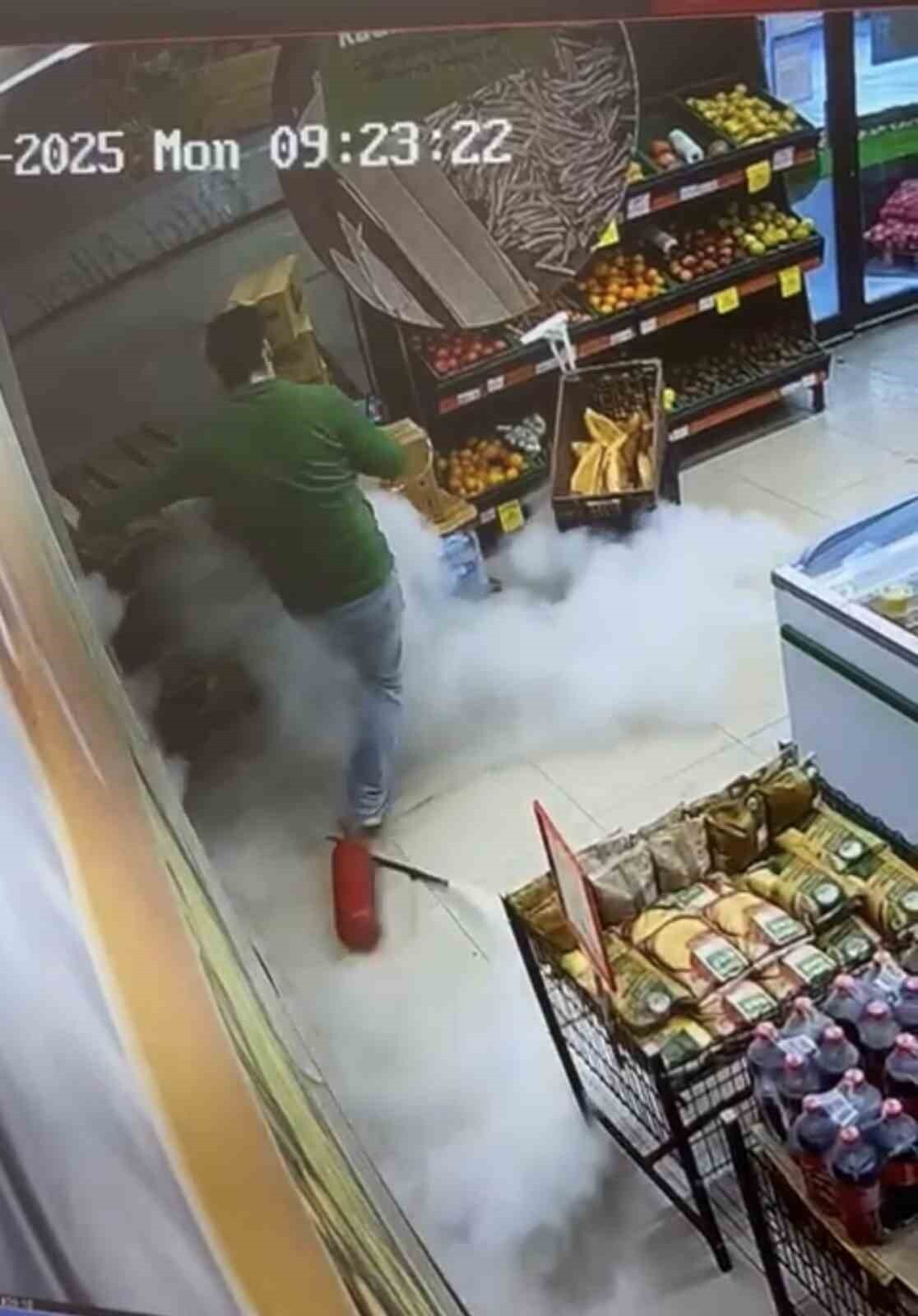 ÜSKÜDAR'DA BİR MAKET ÇALIŞANININ KAZARA DÜŞÜRDÜĞÜ YANGIN TÜPÜNÜN BOŞALMASIYLA MARKETİ YOĞUN BEYAZ...